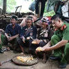 Cán bộ công an xã Huổi Luông, huyện Phong Thổ, tỉnh Lai Châu trò chuyện với người dân trên địa bàn. (Ảnh: Hùng Võ/Vietnam+)