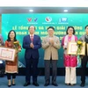 Thứ trưởng Võ Tuấn Nhân trao giải A cho các tác giả, đại diện nhóm tác giả. (Ảnh: CTV/Vietnam+)