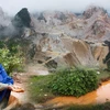 Hoạt động khai thác tài nguyên khoáng sản khiến núi đồi tan hoang, gây hại môi trường, ô nhiễm nguồn nước ở huyện Quỳ Hợp, tỉnh Nghệ An. (Ảnh: PV/Vietnam+)