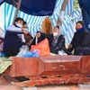 Người dân xóm Hiệu Lực, xã Tản Lĩnh, huyện Ba Vì lập lán chặn xe vào bãi rác Xuân Sơn. (Ảnh: Hoài Nam/Vietnam+)