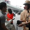 Hà Nội xử phạt và nhắc nhở 456 người đội mũ bảo hiểm “rởm” 