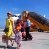 Những hành khách đầu tiên xuống sân bay Liên Khương trong chuyến bay Hà Nội-Đà Lạt. (Ảnh: Jetstar cung cấp)