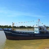 Bàn giao tàu dịch vụ hậu cần nghề cá Thanh Tuyền 11 cho chủ tàu. (Ảnh: Việt Hùng/Vietnam+)
