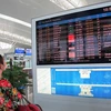 Hành khách xem hệ thống bảng điện tử chuyến bay tại sân bay Nội Bài. (Ảnh: Việt Hùng/Vietnam+)