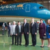 Thủ tướng Anh David Cameron và Tổng giám đốc Vietnam Airlines chụp ảnh cùng máy bay thế hệ mới A350. (Ảnh: Vietnam Airlines cung cấp)