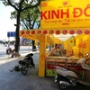 Quầy bánh Kinh Đô trước cổng đền Voi Phục chiếm nửa vỉa hè. (Ảnh: Tất Định/Vietnam+)