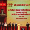 Phó Chủ tịch nước Nguyễn Thị Doan trao tặng Huân chương Độc lập hạng Nhất cho Bộ Giao thông Vận tải. (Ảnh: Việt Hùng/Vietnam+)