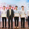 Ông Yoshihisa Maruta, Tổng giám đốc Công ty ôtô Toyota Việt Nam trao học bổng cho sinh viên. (Ảnh: TMV cung cấp)