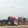 Việc đầu tư và thí điểm cho thuê có điều kiện bãi hàng tại ga Yên Viên sẽ giúp tăng năng lực bốc, xếp dỡ container. (Ảnh: Việt Hùng/Vietnam+)