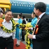 Chào đón những hành khách đầu tiên trên đường bay mới Nha Trang-Hải Phòng. (Ảnh: Vietnam Airlines cung cấp)