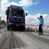 Lực lượng chức năng tiến hành kiểm tra trọng tải xe. (Ảnh: Việt Hùng/Vietnam+)