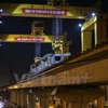 Tuyến đường sắt trên cao Cát Linh-Hà Đông đang thực hiện đến công đoạn lao dầm, lắp ghép dầm. (Ảnh: Minh Sơn/Vietnam+)