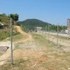 Hàng rào trên tuyến cao tốc Nội Bài-Lào Cai bị người dân tháo dỡ, ảnh hưởng đến an toàn giao thông. (Ảnh: Việt Hùng/Vietnam+)
