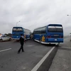 Hai xe khách tuyến Hải Phòng-Hà Nội đã cố tình nằm chắn ngang trước cửa trạm thu phí đường cao tốc Hà Nội-Hải Phòng. (Nguồn ảnh: Otofun.net)