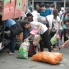 Hành khách trở về Thủ đô với hành trình mệt nhoài vì bị nhồi và chặt chém giá vé. (Ảnh: Việt Hùng/Vietnam+)