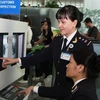 Nhân viên soi chiếu hàng không kiểm tra an ninh tại sân bay Nội Bài. (Ảnh: TTXVN)