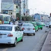 Hiện tại, Hà Nội có 19.141 phương tiện được cấp phù hiệu "Taxi Hà Nội", chưa kể “xe hợp đồng” dưới 9 chỗ và “taxi dù”. (Ảnh: Minh Sơn/Vietnam+)