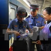 Kiểm tra vé hành khách đi tàu tại ga Sài Gòn. (Ảnh: Mạnh Linh/TTXVN)