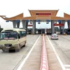 Xe dưới 7 chỗ được chạy qua cầu Việt Trì từ ngày 20/8. (Ảnh: Trung Kiên/TTXVN)