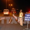 Cảnh sát giao thông lập các chốt kiểm tra nồng độ cồn (Nguồn: TTXVN)