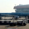 Vận chuyển hàng hóa lên máy bay của Vietnam Airlines tại Cảng Hàng không Nội Bài (Hà Nội). (Ảnh: Huy Hùng/TTXVN)