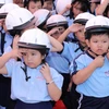 Các em học sinh đội mũ bảo hiểm đạt chuẩn và được học những kiến thức an toàn giao thông. (Ảnh: Quỹ AIP cung cấp)