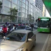 Các phương tiện khác vẫn chen chân vào làn đường riêng cho xe buýt nhanh dù có biển báo, vạch sơn phản quang phân làn xe. (Ảnh: Việt Hùng/Vietnam+)