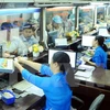 Nhân viên bán vé tàu cho hành khách tại Ga Hà Nội. (Ảnh: Quang Quyết/TTXVN)