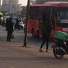 Một chiếc xe khách ngang nhiên dừng đỗ dưới lòng đường để bắt khách. (Ảnh: Nguyễn Hằng/Vietnam+)
