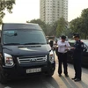 Thanh tra giao thông vận tải Hà Nội kiểm tra xe Limousine chạy quanh cổng sau khu vực Big C. (Ảnh: Đức Hùng/Vietnam+)