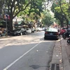 Một xe ôtô biển xanh vi phạm đỗ xe chẵn lẻ theo ngày trên phố Dã Tượng. (Ảnh: Nguyễn Hằng/Vietnam+)