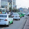 Xe taxi Mai Linh xếp hàng dài đón khách đoạn trước cổng bệnh viện Bạch Mai. (Ảnh: Minh Sơn/Vietnam+)