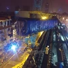 Đoàn tàu của dự án Cát Linh-Hà Đông chính thức được cẩu lên ray đường sắt. (Ảnh: Minh Sơn/Vietnam+)