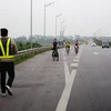 Có hàng rào hộ lan nhưng người dân vẫn vượt rào để đi bộ tập thể dục hay đạp xe đạp trên cao tốc Hà Nội-Thái Nguyên. (Ảnh: Bùi Lan/Vietnam+)