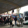 Nhiều hành khách đã rục rịch ra bến chờ xe để về quê dịp nghỉ lễ 30/4. (Ảnh: Việt Hùng/Vietnam+)