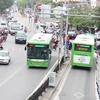 Buýt nhanh BRT 01 Kim Mã-Yên Nghĩa đi vào hoạt động đã thu hút được số lượng khách tham gia khá cao. (Ảnh: Thi Uyên/Vietnam+)