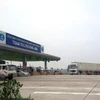 Phương tiện chở hàng quá tải trọng bị từ chối phục vụ trên đường cao tốc Nội Bài-Lào Cai nên phải quay đầu xe. (Ảnh: Việt Hùng/Vietnam+)