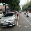Nhu cầu gửi xe ôtô của Hà Nội là rất lớn khi lượng phương tiện gia tăng nhanh chóng trong khi quỹ đất dành cho bãi đỗ xe quá ít. (Ảnh: Vietnam+)