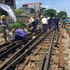 Công nhân ngành đường sắt đang tiến hành sửa chữa ghi cụm ghi tàu hỏa bị trật bánh. (Ảnh: Việt Hùng/Vietnam+)