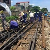 Công nhân ngành đường sắt đang tiến hành sửa chữa ghi cụm ghi tàu hỏa bị trật bánh. (Ảnh: Việt Hùng/Vietnam+)