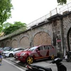 Khu vực dọc các vòm cầu trên phố Phùng Hưng hiện được trưng dụng làm bãi đỗ xe. (Ảnh: Thành Đạt/TTXVN)