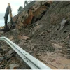 VEC huy động thiết bị máy móc và nhân công để hót dọn các vị trí đất đá bị sạt lở trên tuyến cao tốc Đà Nẵng-Quảng Ngãi. (Ảnh: VEC cung cấp)