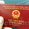 Thẻ nhà báo, bằng lái xe hay thẻ Đảng viên vẫn được dùng để làm thủ tục lên máy bay. (Nguồn: Vietnam+)