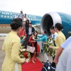 Hành khách của chuyến bay đặc biệt được chào mừng tại sân bay. (Ảnh: Vietnam Airlines cung cấp)