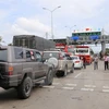 Đoàn xe bị ùn tắc kéo dài trước cửa trạm thu BOT Cai Lậy. (Ảnh: Nam Thái/TTXVN)