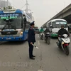 Lực lượng Thanh tra giao thông Vận tải Hà Nội xử lý xe dừng, đón trả khách sai quy định. (Ảnh: Việt Hùng/Vietnam+)