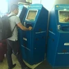 Hành khách đang làm thủ tục check-in tại kios của Vietnam Airlines. (Ảnh: Việt Hùng/Vietnam+)