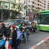 Xe máy ngang nhiên đi lấn làn đường dành riêng cho BRT. (Ảnh: Phương Linh/Vietnam+)