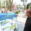 Người dân đến xem trưng bày và góp ý về vị trí đặt ga tàu điện ngầm C9-ga hồ Hoàn Kiếm của tuyến đường sắt đô thị Nam Thăng Long-Trần Hưng Đạo. (Ảnh: Minh Sơn/Vietnam+)