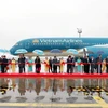 Tổng bí thư Nguyễn Phú Trọng cắt băng chào đón máy bay Airbus A350 thứ 11 của Vietnam Airlines. (Ảnh: VNA cung cấp)